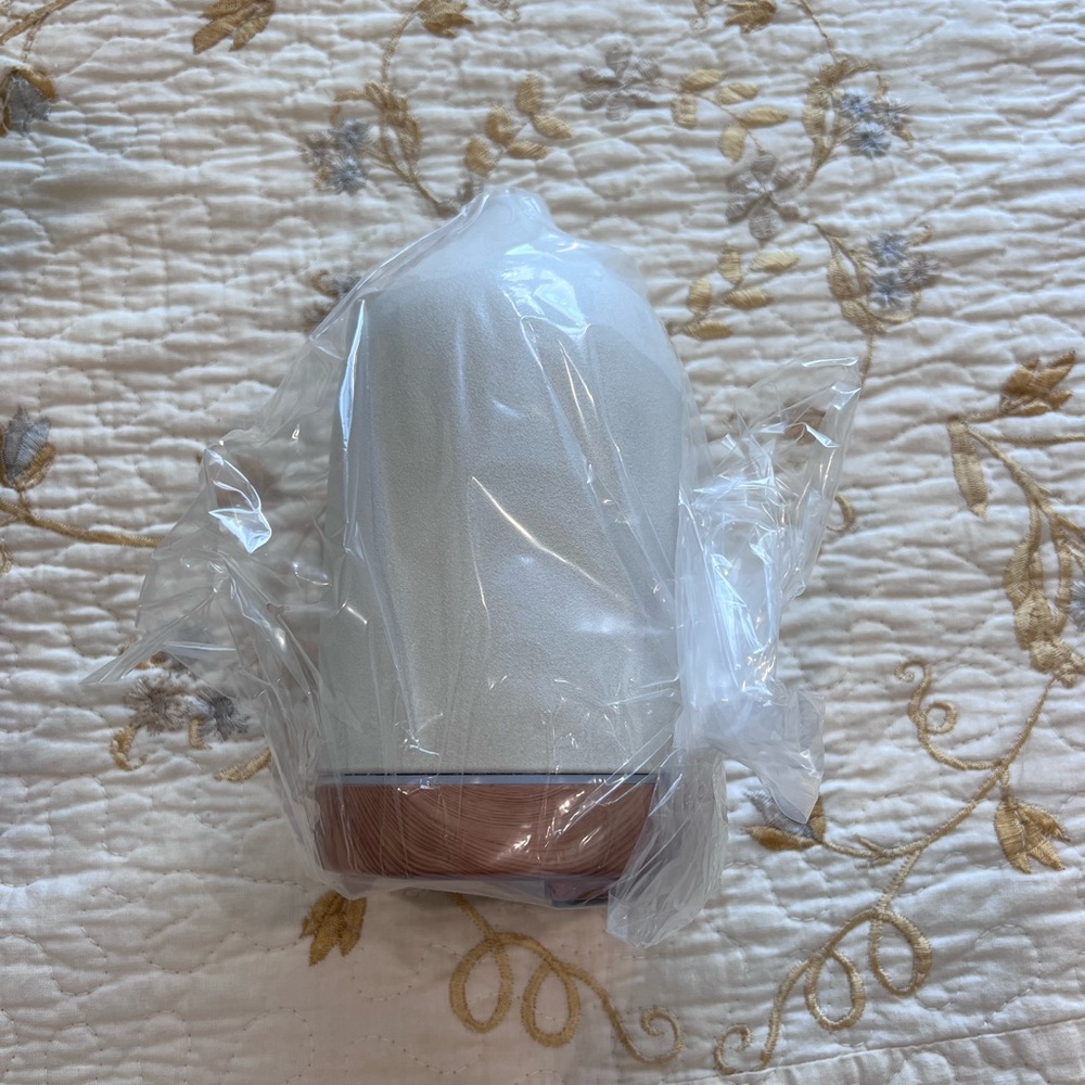Aroma Diffuser + Essential Oils - Picture 3 of 4